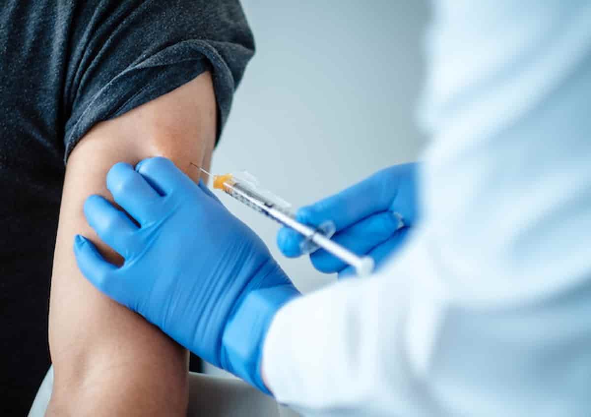 Vaccino, boom di prime dosi dopo l'obbligo di Green pass: aumento del 46% rispetto al trend atteso