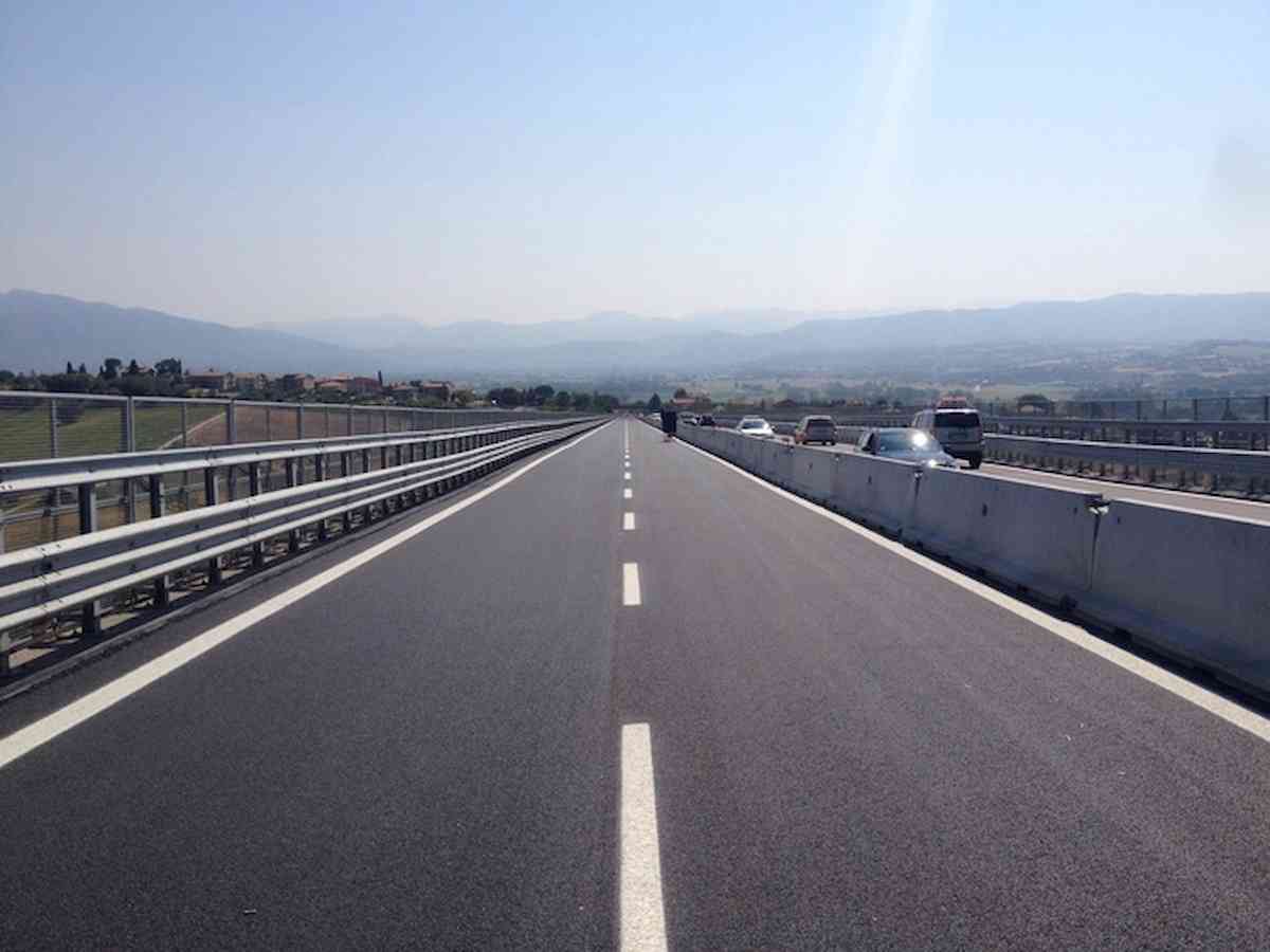 Viadotto dell'Olmo perde pezzi: chiuso e riaperto il raccordo Perugia-Bettolle per verifiche Anas