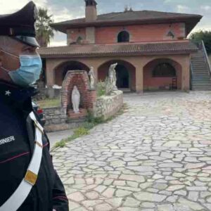 Roma, confiscate tre villette con terreni ai Casamonica: andranno ai Carabinieri