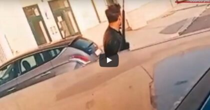 Vittorio Brumotti all'ex Onpi di Foggia, gli gridano: "Vattene! Rubategli la bicicletta" VIDEO
