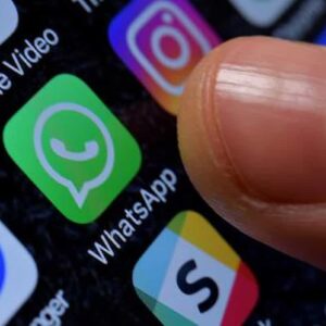 Whatsapp down con Facebook e Instagram il 4 ottobre 2021: colpo alla galassia Zuckerberg. Solo Twitter va