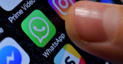 Whatsapp down con Facebook e Instagram il 4 ottobre 2021: colpo alla galassia Zuckerberg. Solo Twitter va