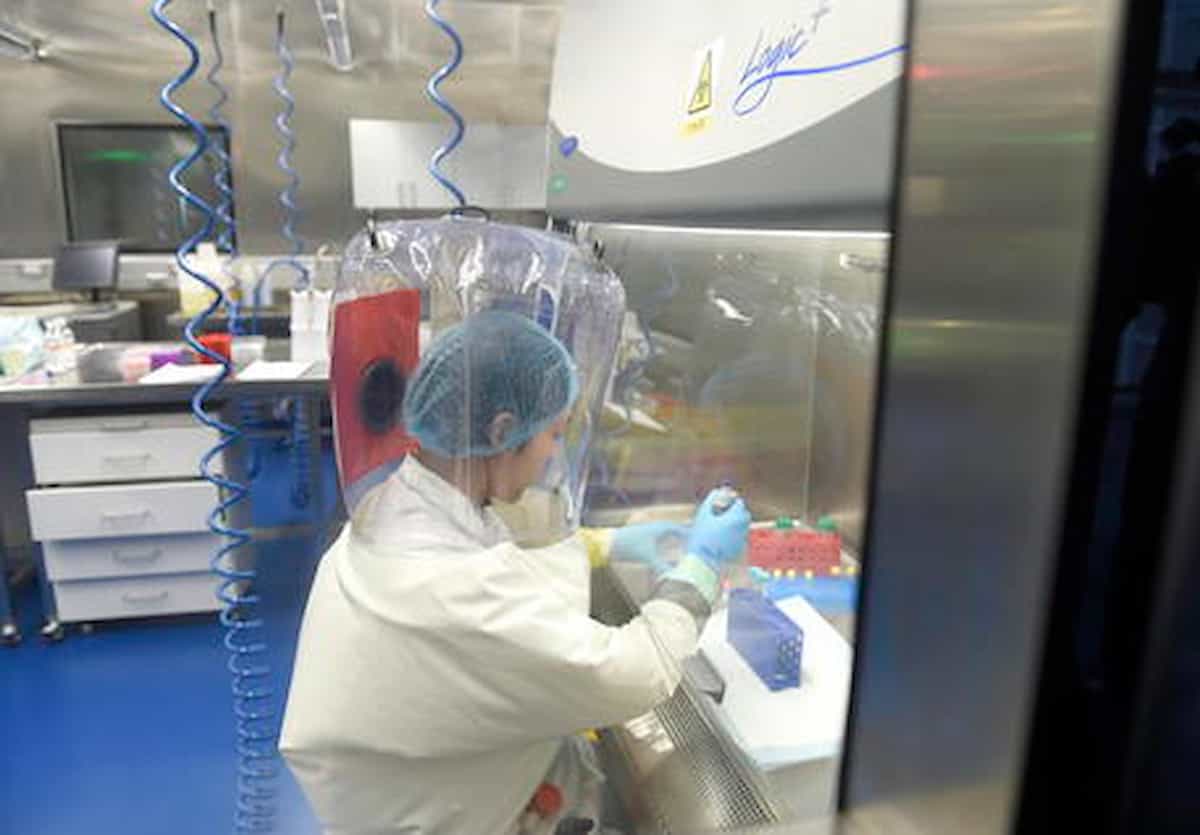 Scienziati di Wuhan e Usa volevano creare un nuovo coronavirus in laboratorio nel 2018: l'accusa da una fonte anonima