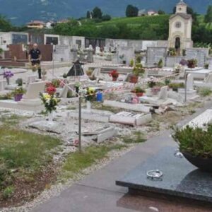 Alessandra Perini sepolta col marito che la uccise e poi si tolse la vita: raccolta fondi per separarla da lui