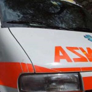 Roma, colto da un malore mentre guida bus finisce contro alcune macchine parcheggiate: morto autista 45enne