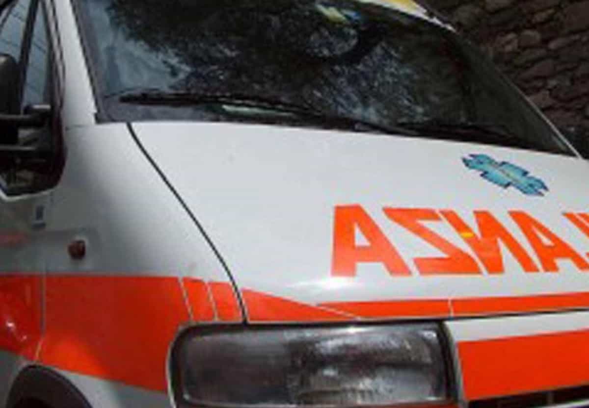Roma, colto da un malore mentre guida bus finisce contro alcune macchine parcheggiate: morto autista 45enne