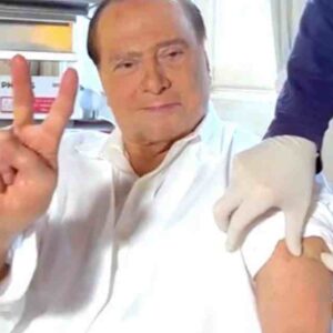 Silvio Berlusconi riceve la terza dose del vaccino anti Covid: il VIDEO