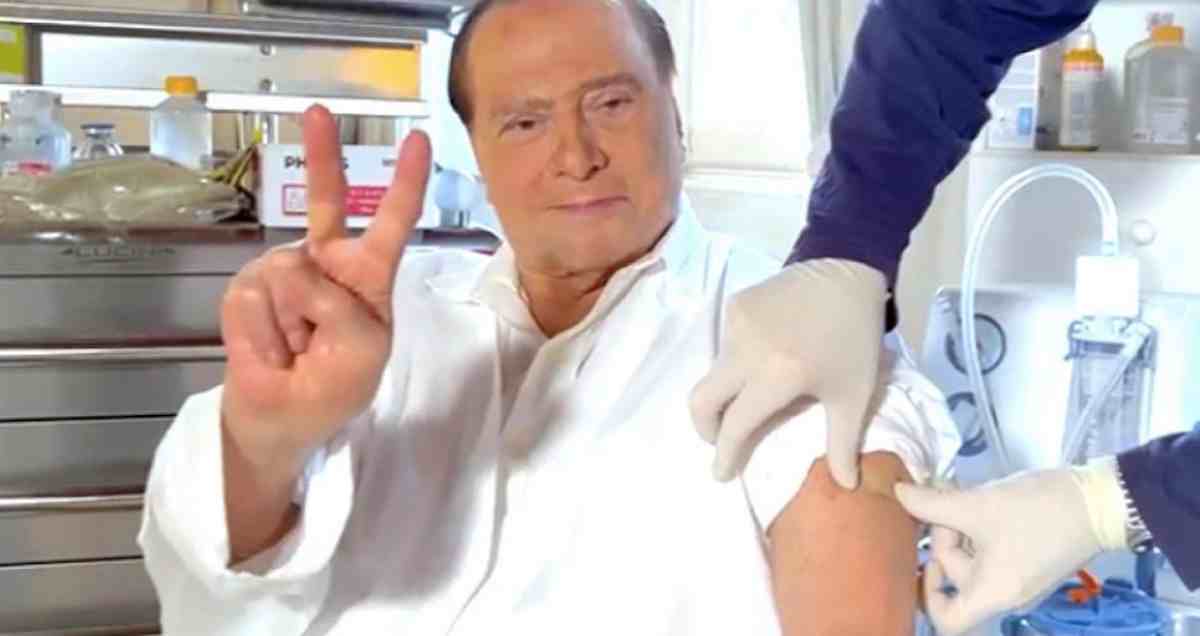 Silvio Berlusconi riceve la terza dose del vaccino anti Covid: il VIDEO