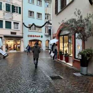 Bolzano, il marito torna prima a casa e l'amante fugge nudo in strada