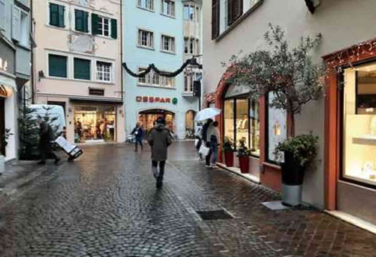 Bolzano, il marito torna prima a casa e l'amante fugge nudo in strada