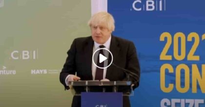 Boris Johnson cita Peppa Pig come modello da seguire, poi imita il rumore di un motore Ferrari VIDEO