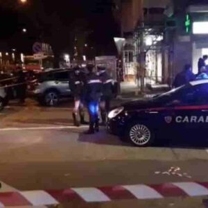 Carabiniere accoltellato a Torino per sventare una rapina: Maurizio Sabbatino, fuori servizio, rischia la vita