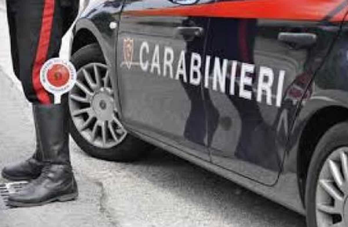 Roma: si rifiuta di darle i soldi al semaforo, donna lo picchia con le stampelle