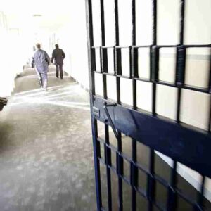 Detenuta transgender aggredita da tre uomini in cella: e i vice sceriffo stavano a guardare