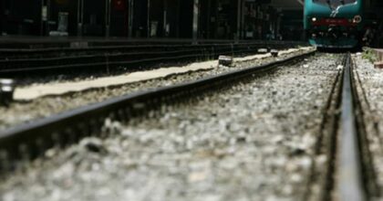 Codisotto di Luzzara (Reggio Emilia), cerca telefonino caduta sui binari: 31enne travolta da un treno. E' grave