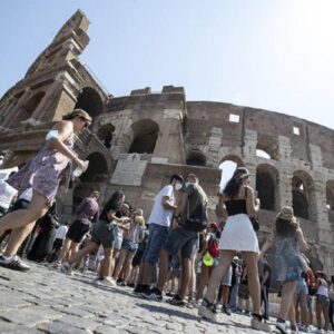 Roma, 2 turisti americani salgono sul Colosseo per bersi una birra: multa da 800 euro