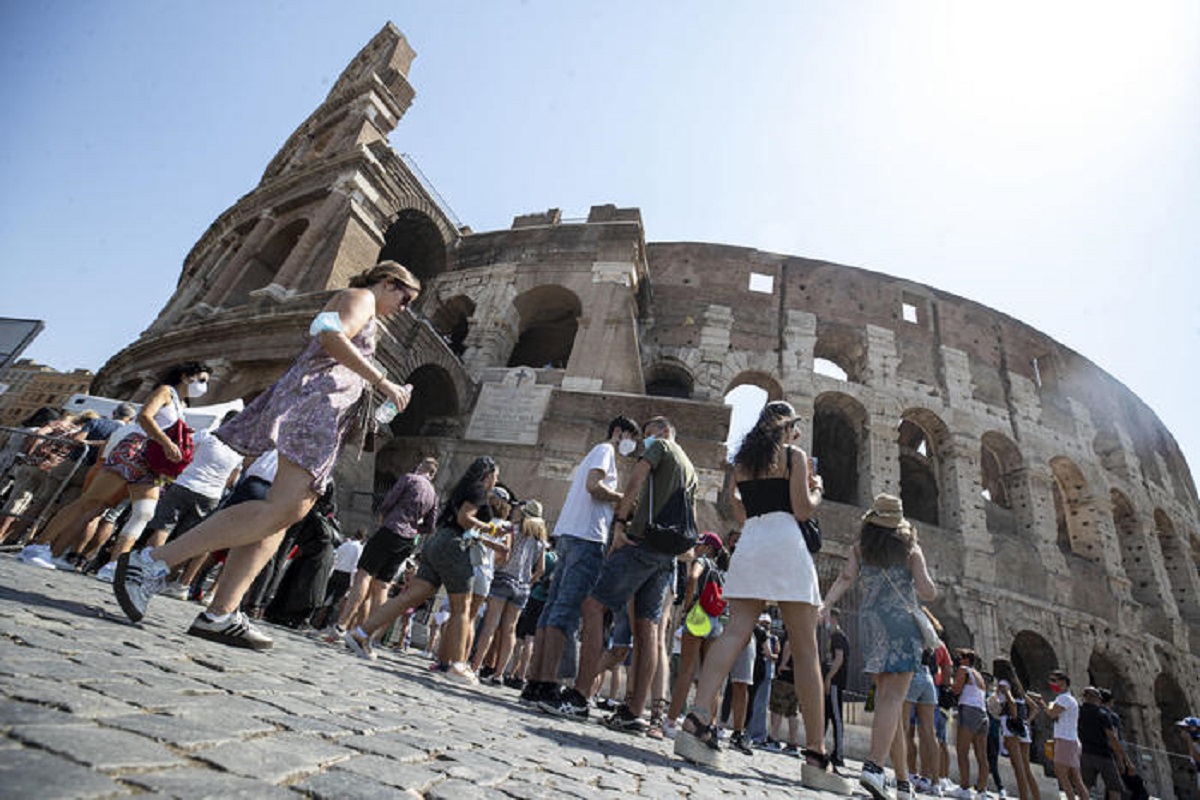 Roma, 2 turisti americani salgono sul Colosseo per bersi una birra: multa da 800 euro