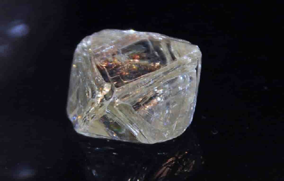 Davemaoite, minerale fino a oggi sconosciuto: lo hanno scoperto estraendo un diamante