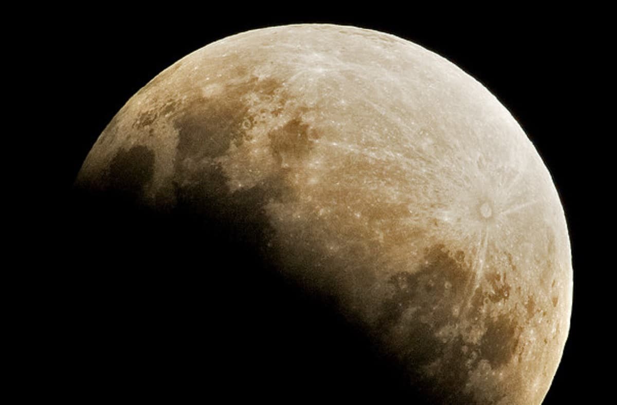 19 novembre eclissi lunare più lunga del secolo, dura tre ore e mezza
