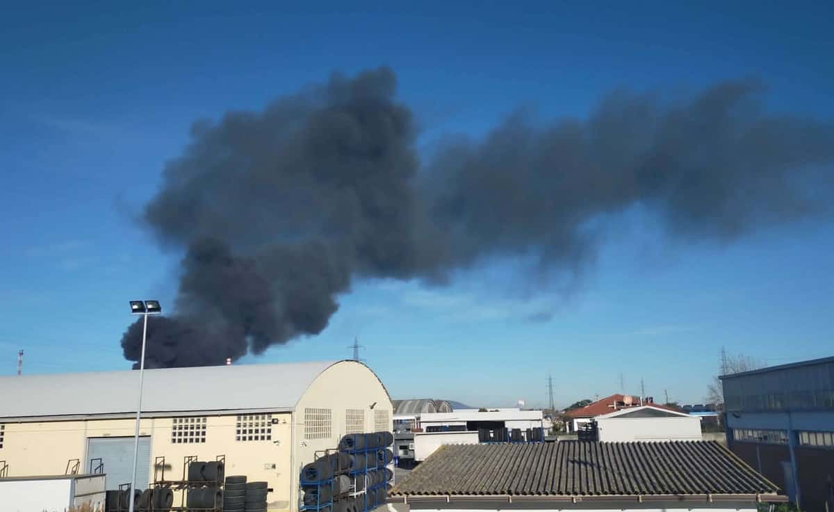 Collesalvetti (Livorno), colonne di fumo e esplosioni nella raffineria Eni di Stagno