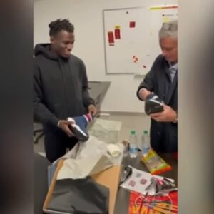 Felix Afena-Gyan, le scarpe regalate da Mourinho e il commento sulle banane VIDEO