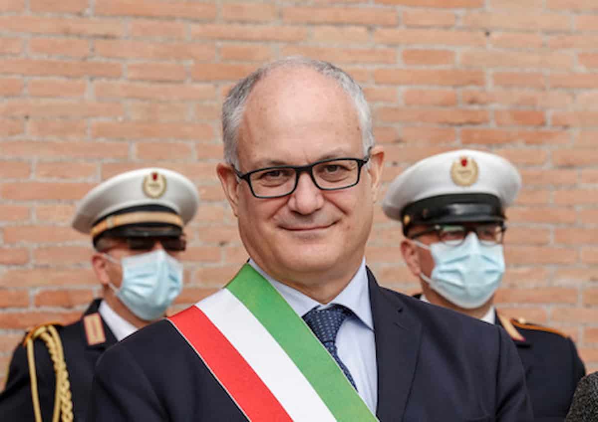 Roma pulita, il sindaco Gualtieri lo promette tanti soldi per rendere gli spazzini più produttivi, come Nerone