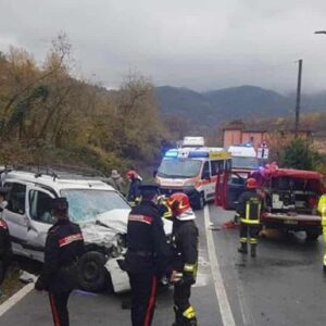 Incidente Nucetto (Cuneo), scontro tra due auto sulla statale 28: tre i feriti