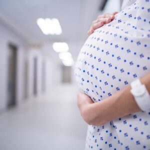 Donna prova a rimanere incinta per 11 anni, dopo 23 trattamenti per la fertilità partorisce 2 gemelle