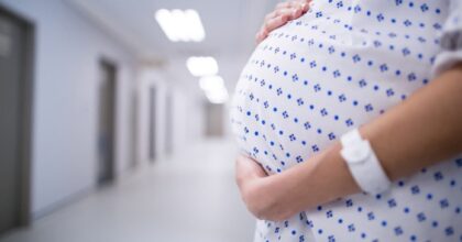 Donna prova a rimanere incinta per 11 anni, dopo 23 trattamenti per la fertilità partorisce 2 gemelle