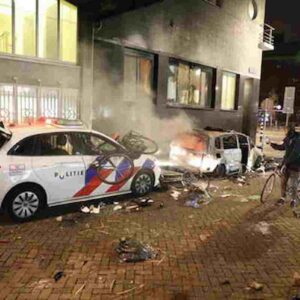 Olanda, rivolta contro il lockdown a Rotterdam: polizia spara, sette feriti e venti arrestati