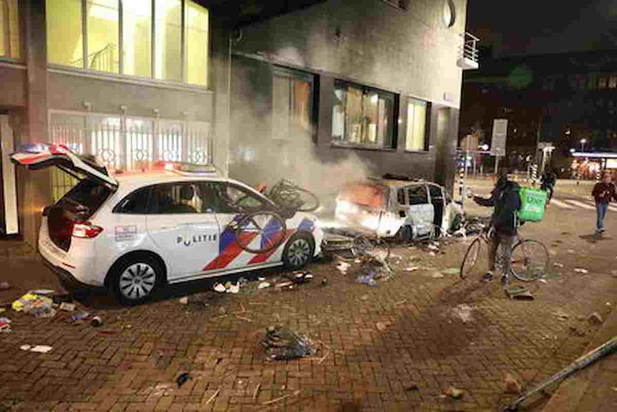 Olanda, rivolta contro il lockdown a Rotterdam: polizia spara, sette feriti e venti arrestati