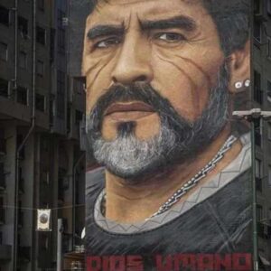 Maradona, parla l'ex amante cubana: "Mi violentò e mi offrì cocaina. Mi portò in Argentina per rifare il seno"
