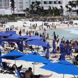 Messico, sparatoria tra narcos in una spiaggia di Cancun: due morti. Panico tra i turisti