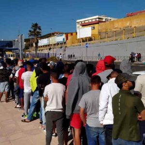 Migranti, nave ong Sea Eye ne salva 800 in mare aperto e li porta verso Lampedusa