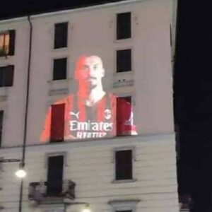 Milano si tinge di rossonero a due giorni dal derby: "Milan is everything sui muri della città"
