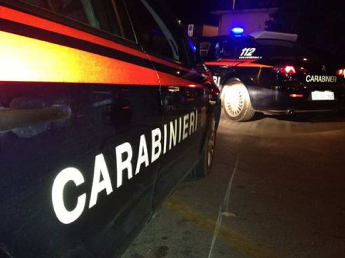 Milano, droga coppia e violenta lei: arrestato agente immobiliare di 48 anni. In casa c'era anche la figlia dei due