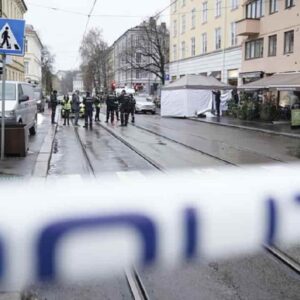 Norvegia, nel centro di Oslo minaccia i passanti con un coltello: ucciso dalla polizia
