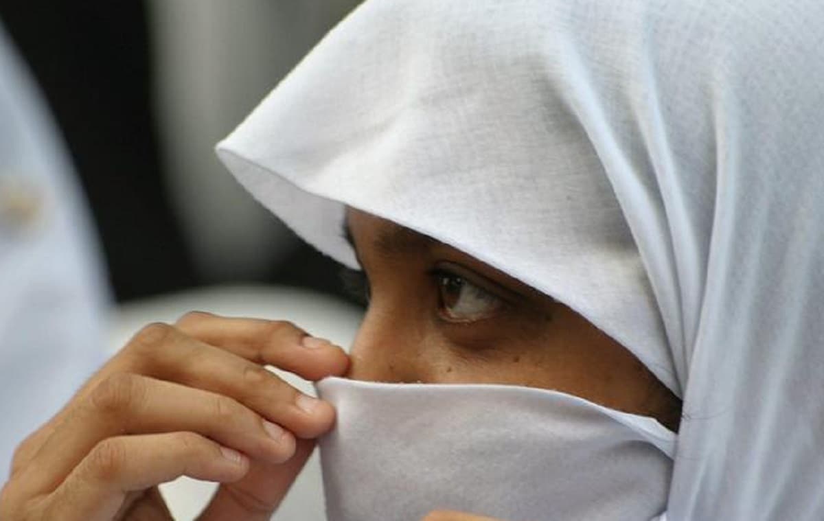 Ostia, 14enne del Bangladesh denuncia i familiari: picchiata per non aver indossato il velo