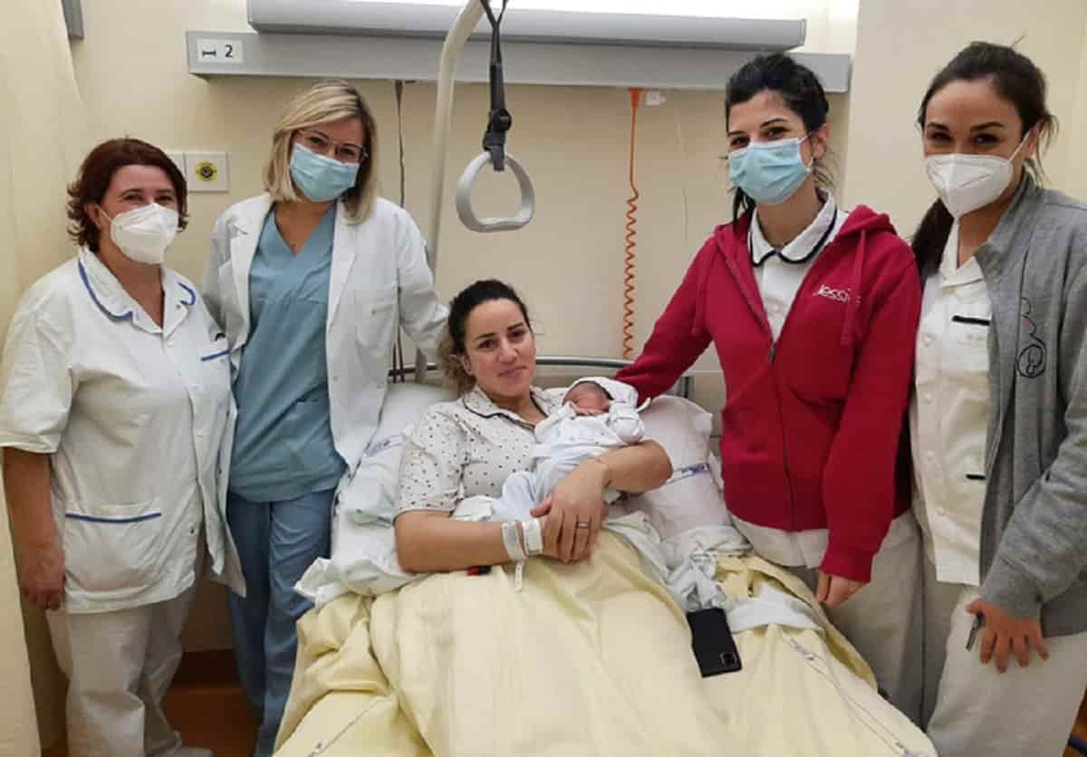 Bentivoglio (Bologna), partorisce in videochiamata grazie all'assistenza di una infermiera