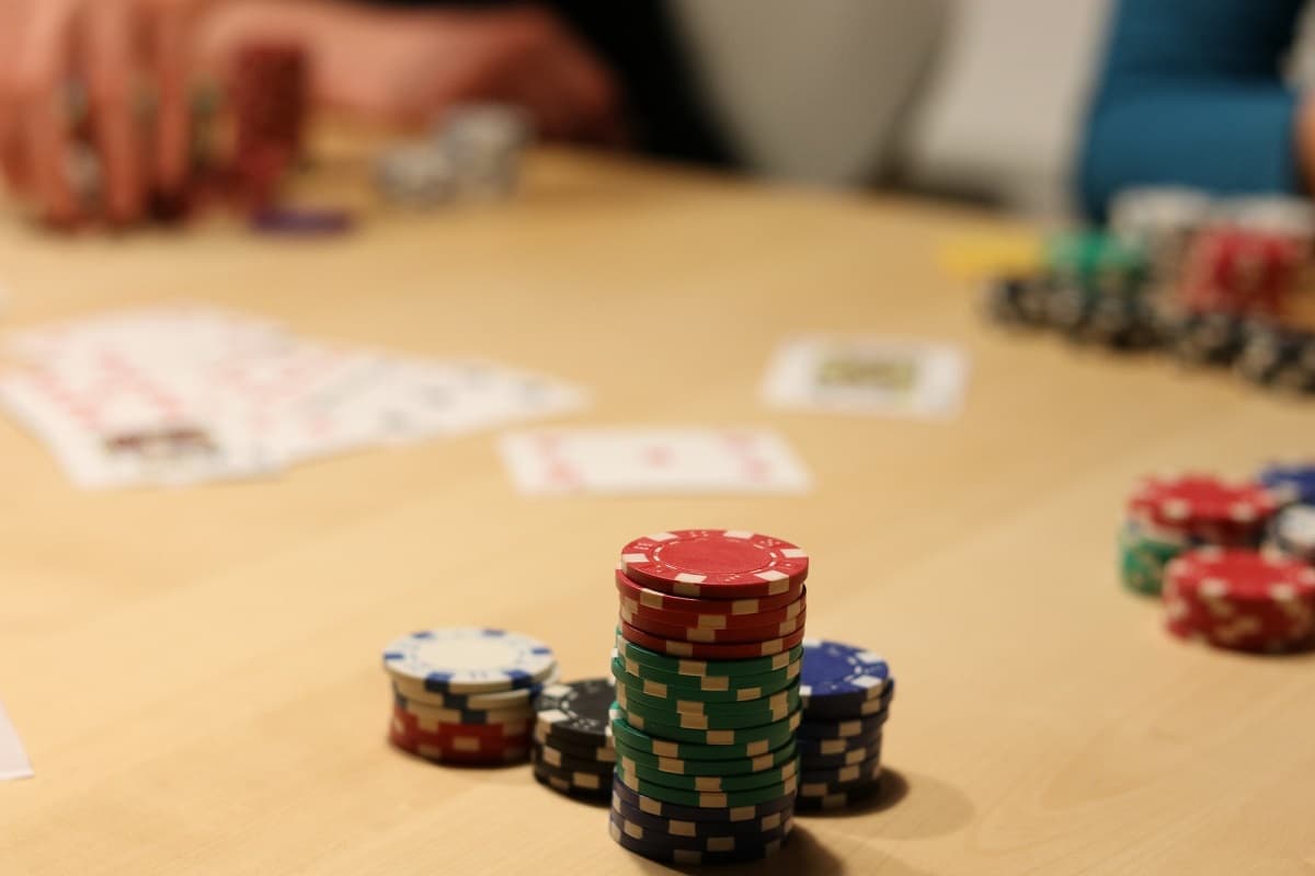 Guida al Poker Texas Hold'em: fasi del gioco, puntate e punti