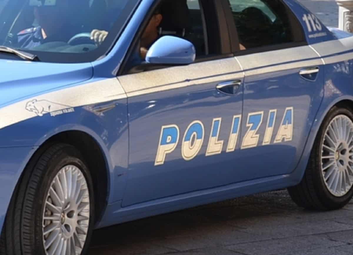 Milano, anziano non riesce ad arrivare alle Poste: poliziotti lo accompagno a ritirare la pensione