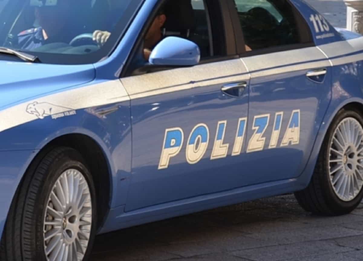 Milano, ruba un computer e due telefoni e scappa col monopattino: arrestato 21enne