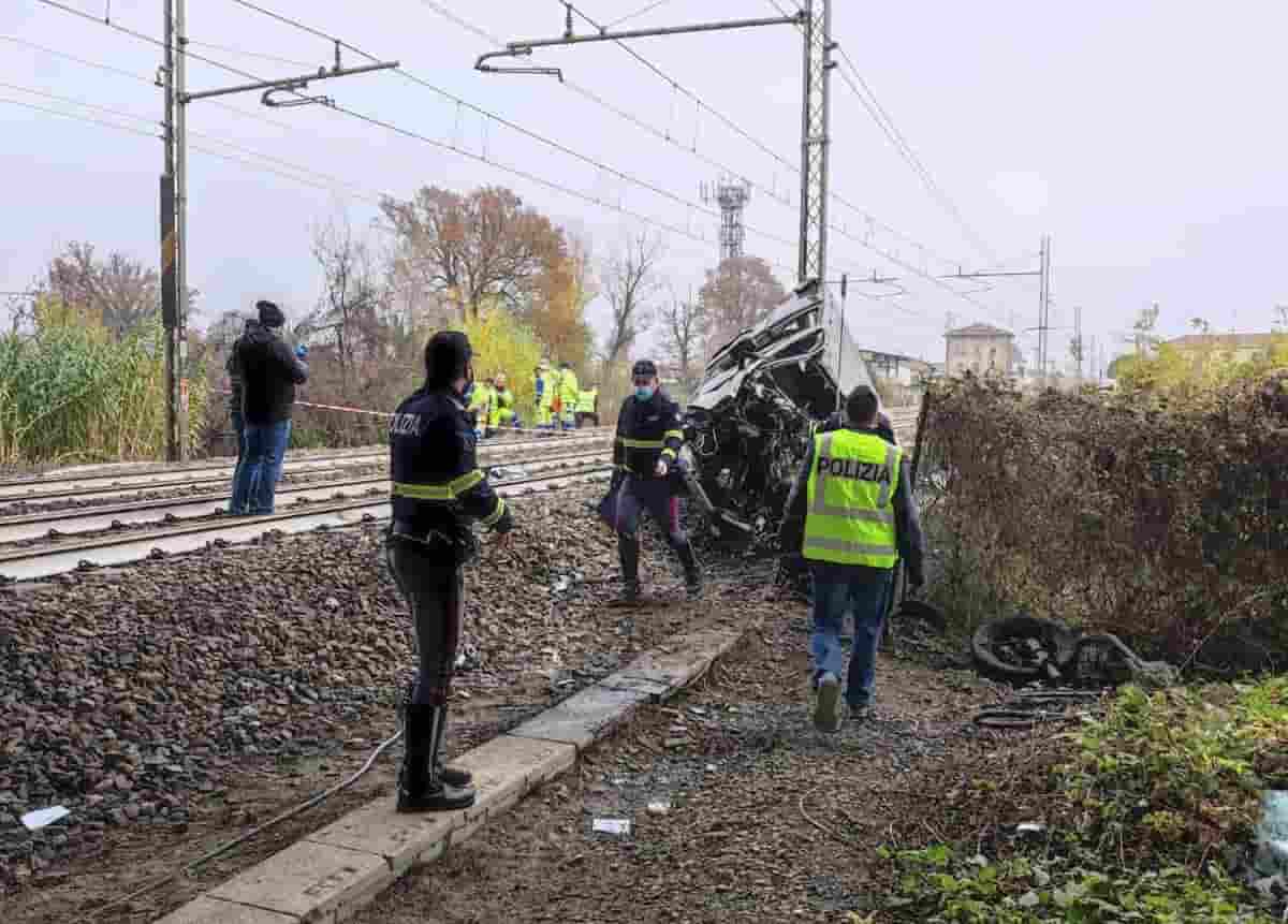 Pontetaro, pulmino disabili finisce sui binari e viene travolto da un treno: un morto e tre gravi
