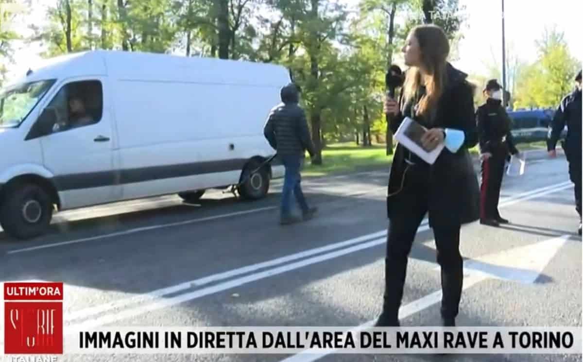 Rave Torino, inviata di Storie Italiane aggredita in diretta: sputi e insulti durante il collegamento
