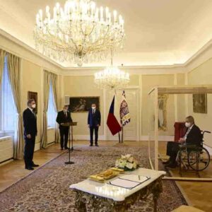 Repubblica Ceca: Fiala nuovo premier, il presidente Zeman (col Covid) lo nomina da un cubo di plexiglas FOTO