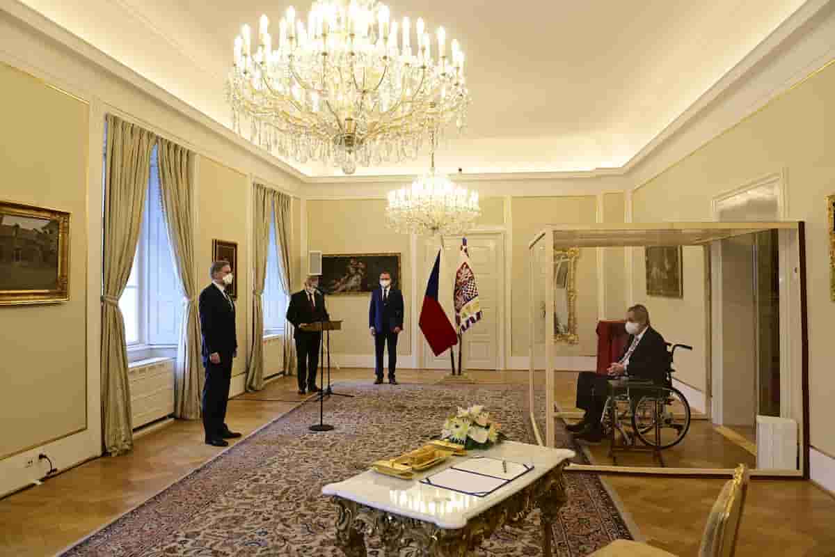 Repubblica Ceca: Fiala nuovo premier, il presidente Zeman (col Covid) lo nomina da un cubo di plexiglas FOTO