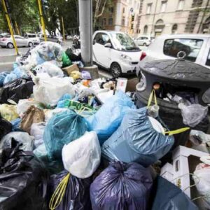 Rifiuti Roma, i 260 nuovi netturbini Ama che non possono raccogliere la spazzatura