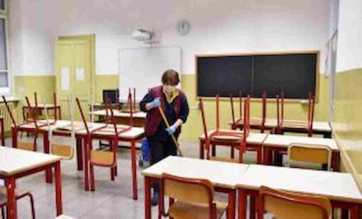Cina, l'insegnante ha il Covid: decine di studenti trattenuti a scuola anche di notte