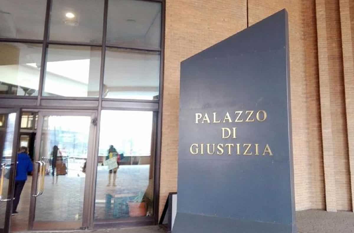 Collegno (Torino), uccise il padre per difendere la madre: ora rischia 14 anni di carcere