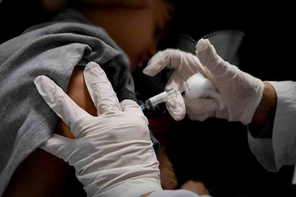 Covid mette fretta alla terza dose: richiamo vaccino dopo cinque mesi
